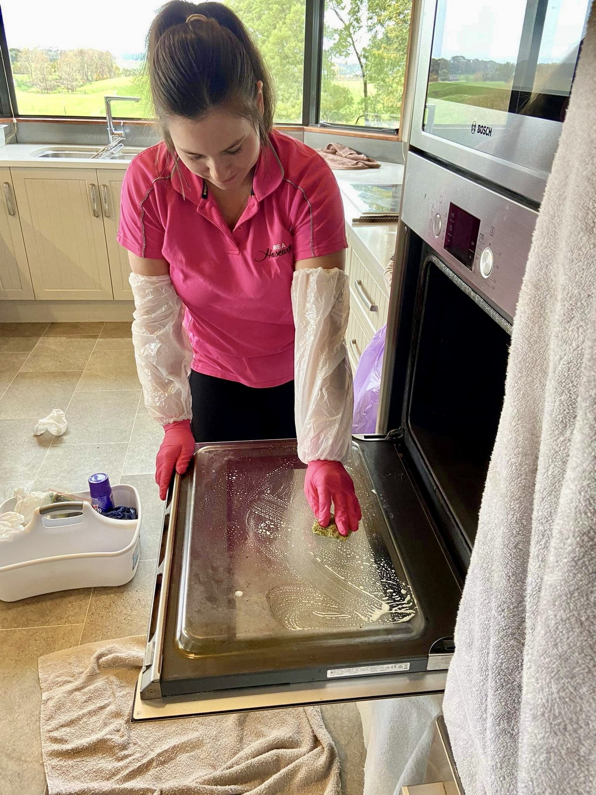 clean oven door with dishwasher tablets 2