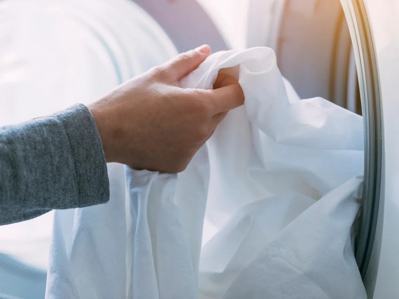 Comment nettoyer les draps blancs dans la machine à laver?